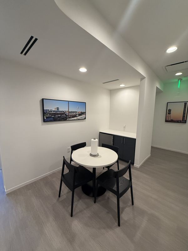 Break area with round table and chairs